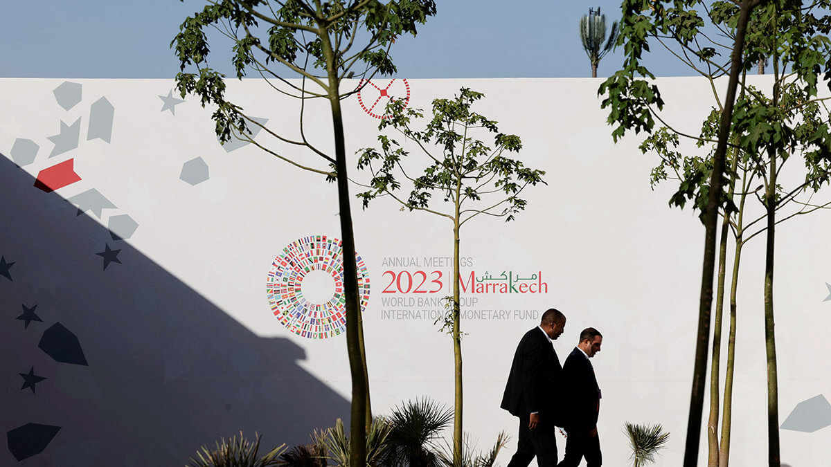 REUTERS/SUSANA VERA - La gente asiste a la reunión anual del Fondo Monetario Internacional y el Banco Mundial, tras el mortal terremoto del último mes, en Marrakech, Marruecos, el 13 de octubre de 2023